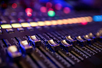 Photographie d'une console de mixage.