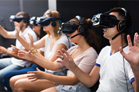 Personnes vivant une expérience immersive grâce à des casques de réalité virtuelle.