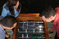 Étudiants entrain de jouer au baby-foot.