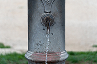 Fontaine à eau en fonte.